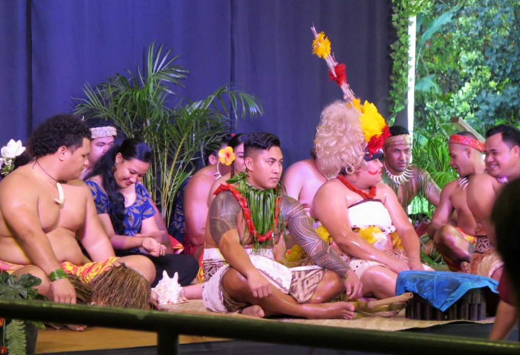 ceremonia hawaiana en un luau
